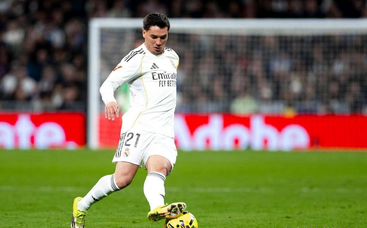 西甲榜首易主！皇马4-1大胜登顶，巴萨1-2爆冷失利，争冠悬念再度升级